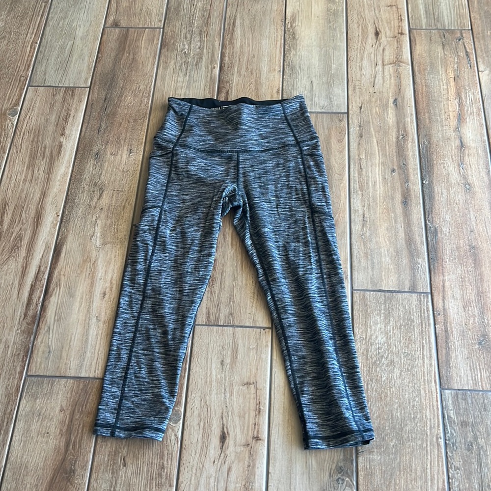 Black/grey cropped leggings